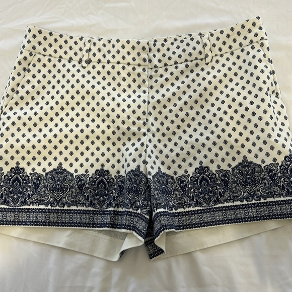 Artisan NY Patterned Women Shorts size 6, blue and white cotton blend casual - Picture 2 of 7